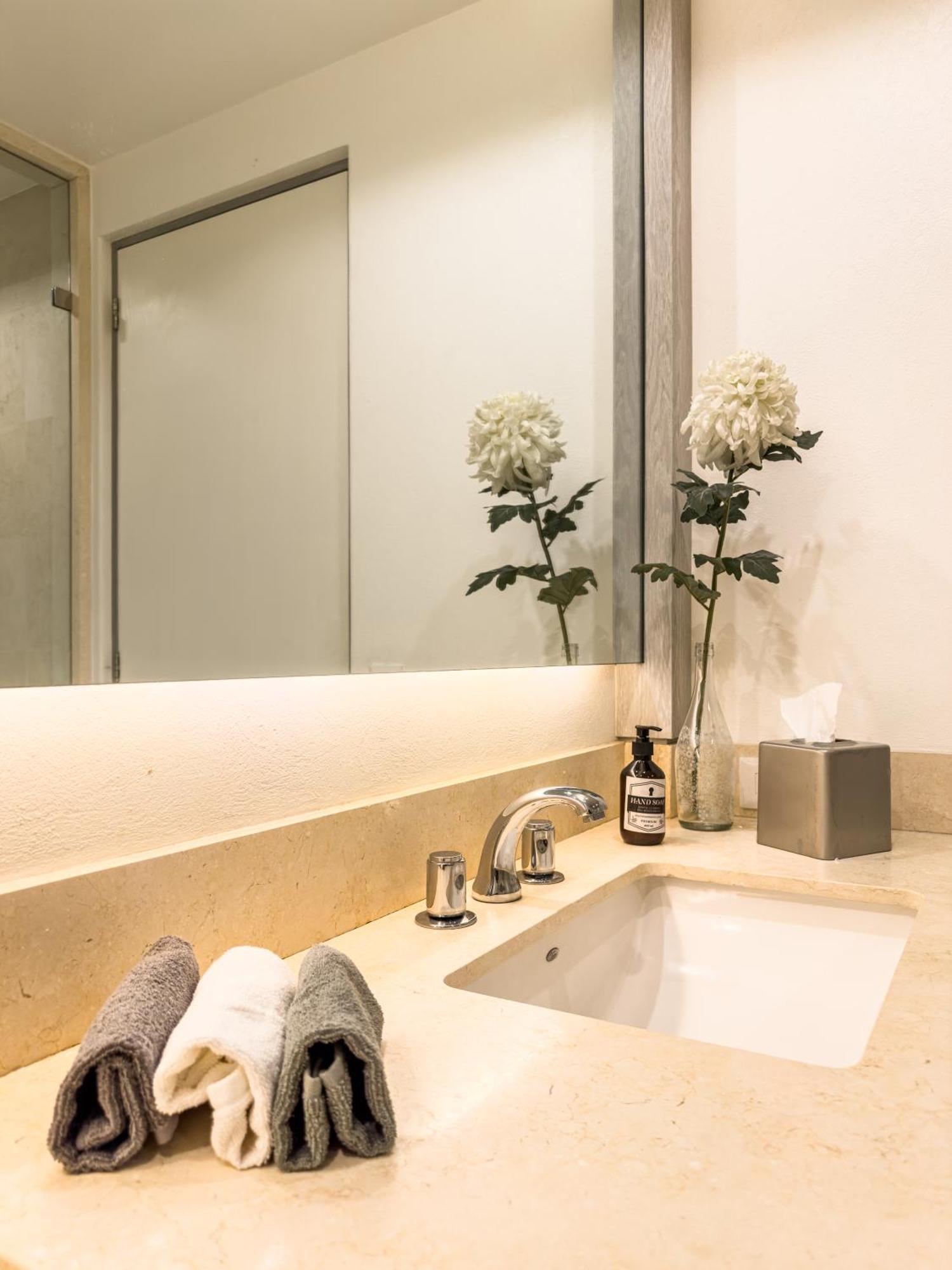 Insurgentes Area Balcony, Outdoor Lounge Apartment Mexico City